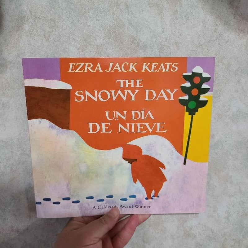 🆕️The Snowy Day, by Ezra Jack Keats - Bilingual Children's Book English/Spanish