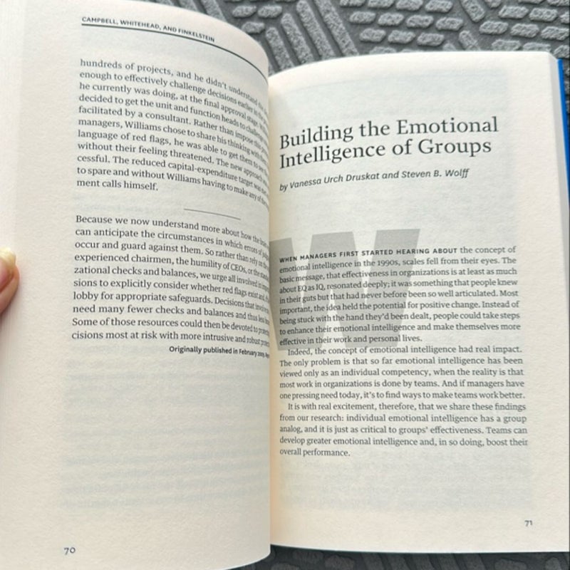 HBR's 10 Must Reads on Emotional Intelligence (with Featured Article What Makes a Leader? by Daniel Goleman)(HBR's 10 Must Reads)