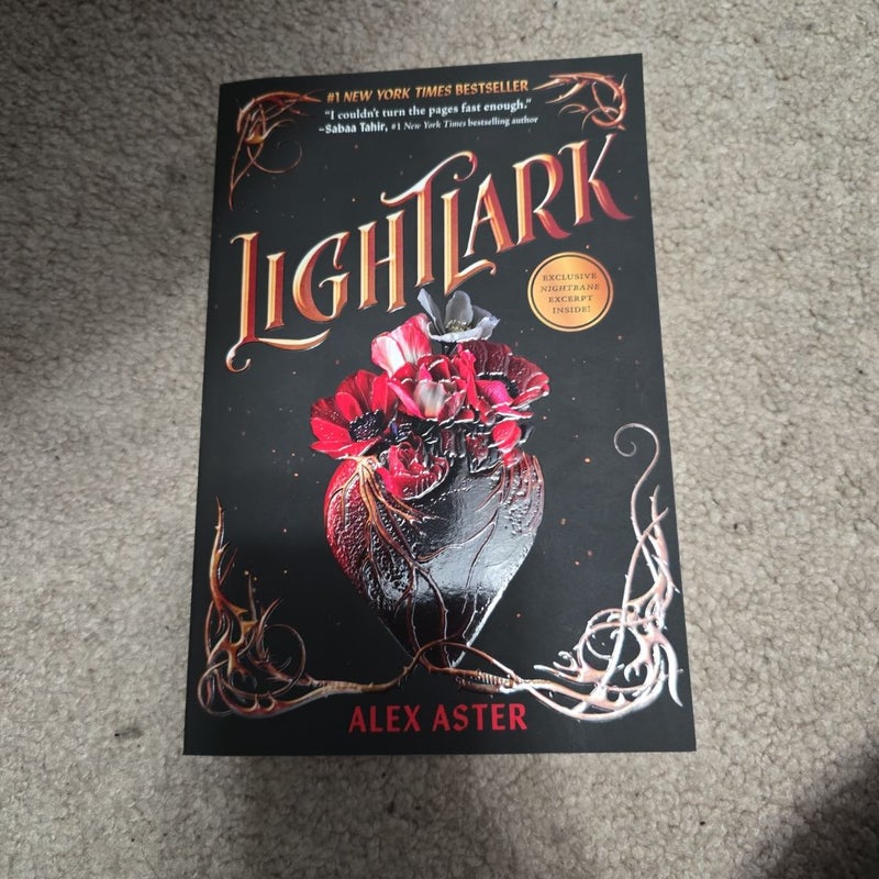 Lightlark (the Lightlark Saga Book 1)
