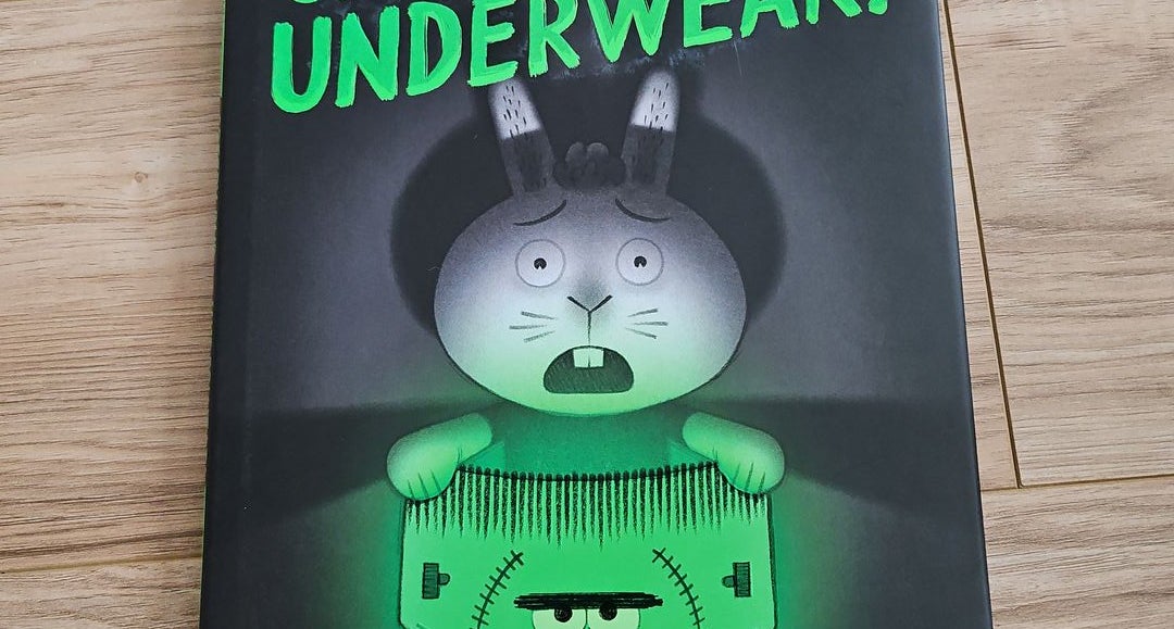Creepy Pair of Underwear! (Creepy Tales!): Reynolds, Aaron, Brown, Peter:  9781442402980: : Books