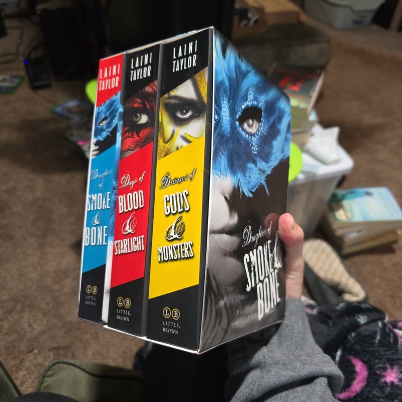 The Daughter of Smoke & Bone Trilogy Paperback Gift Set