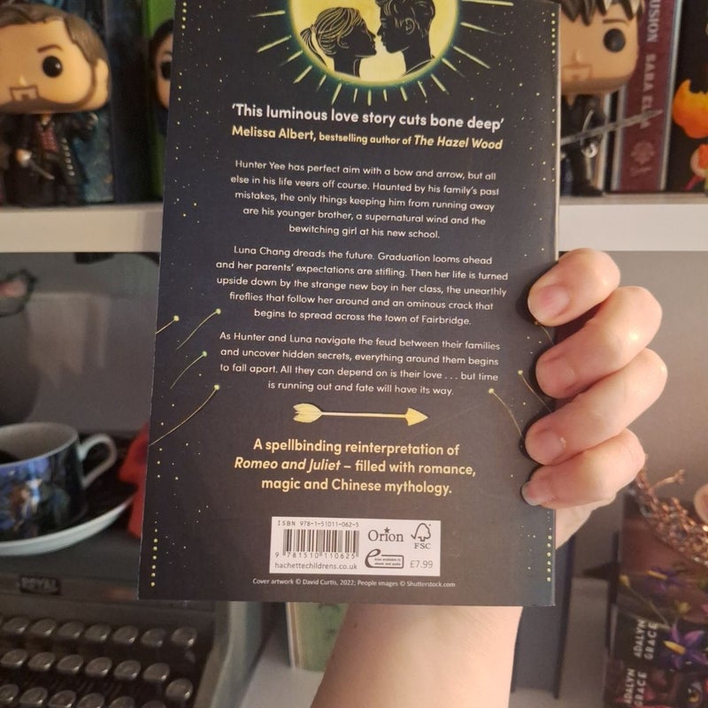 An Arrow to the Moon *signed fairyloot edition with sprayed edges*
