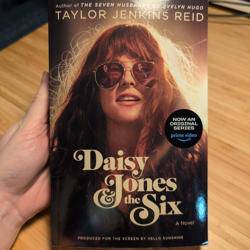 Daisy Jones and the Six (TV Tie-In Edition)