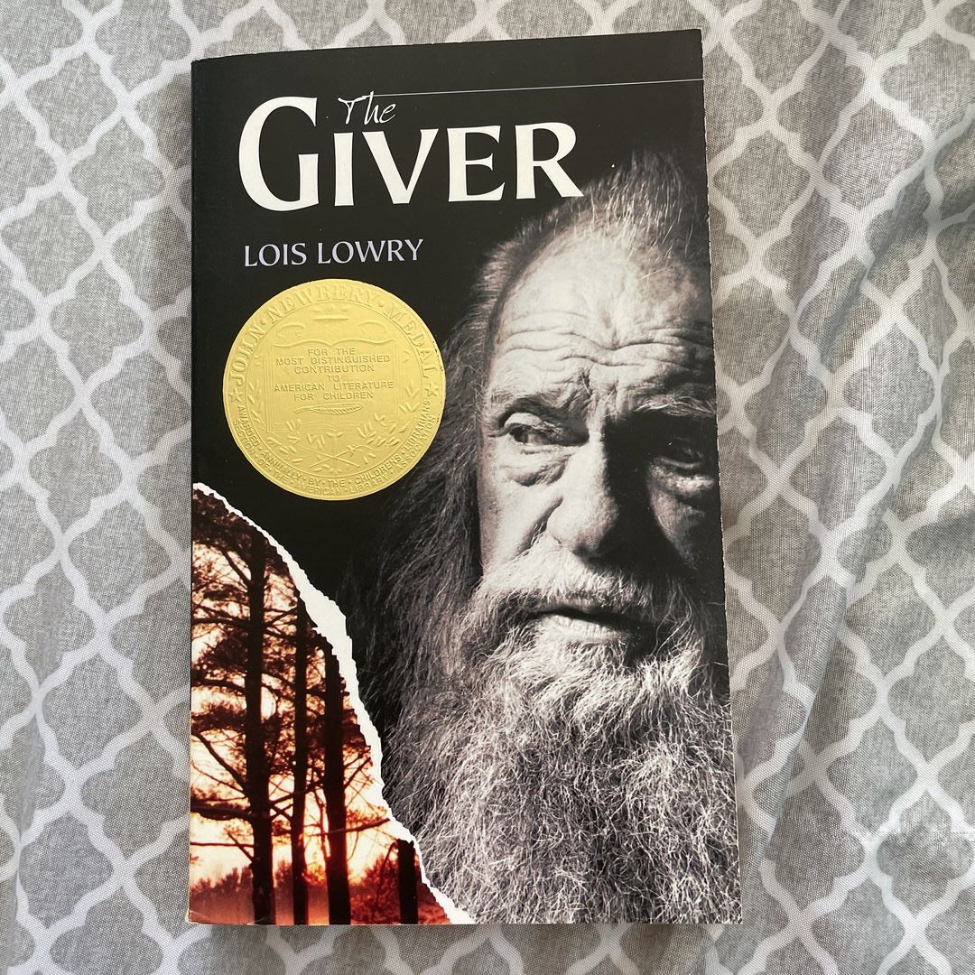 The Giver by Lois Lowry, Paperback | Pangobooks