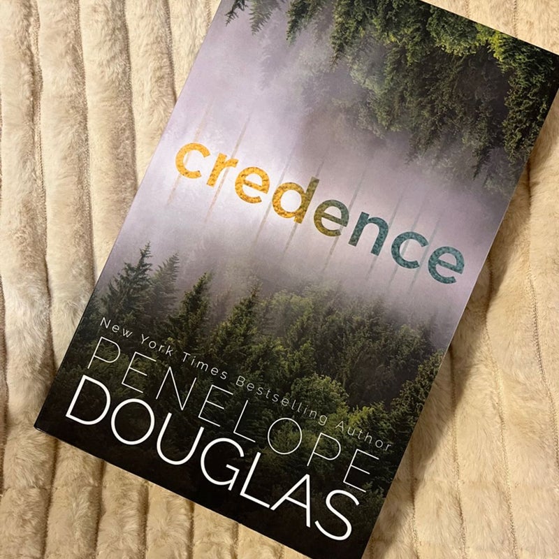 Credence: Douglas, Penelope: 9781660089055: : Books