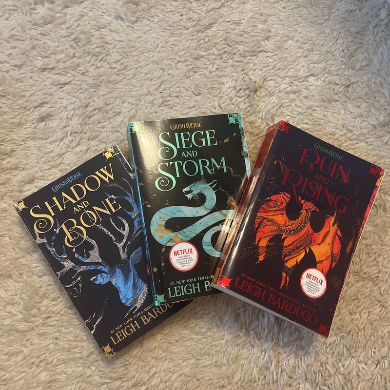  Shadow and Bone (The Shadow and Bone Trilogy Book 1