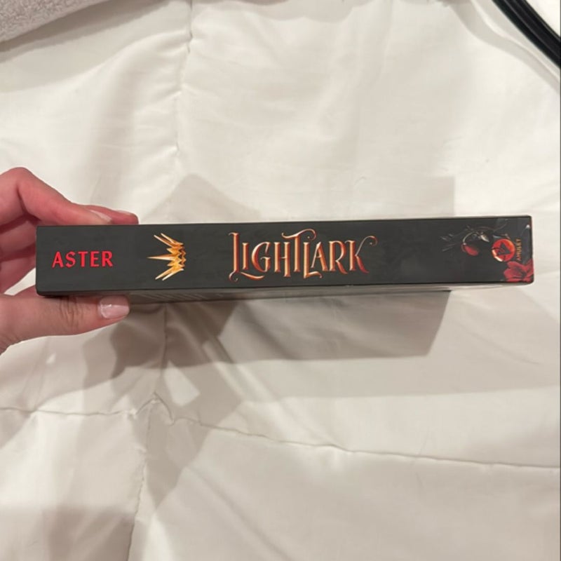 Lightlark (the Lightlark Saga Book 1)