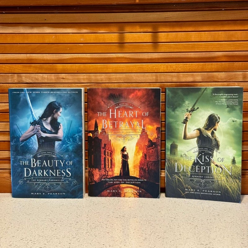 The Kiss of Deception (The Remnant Chronicles)