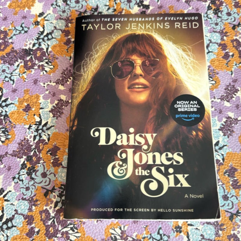 Daisy Jones and the Six (TV Tie-In Edition)
