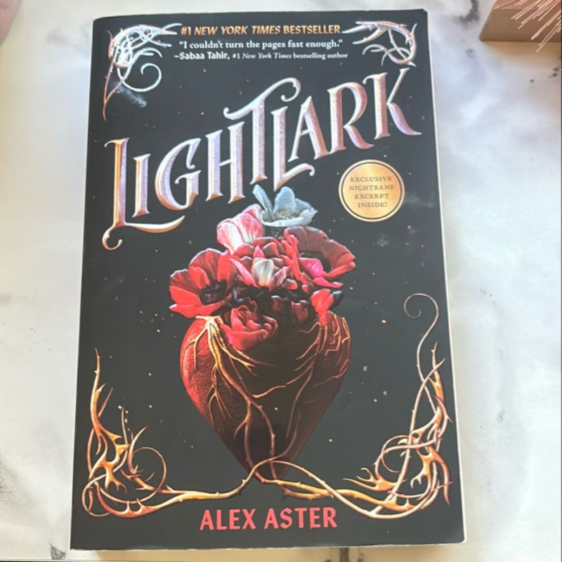 Lightlark (the Lightlark Saga Book 1)