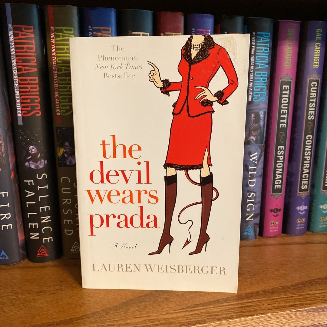 The Devil Wears Prada a Novel: Weisberger, Lauren: 9780767914765: :  Books