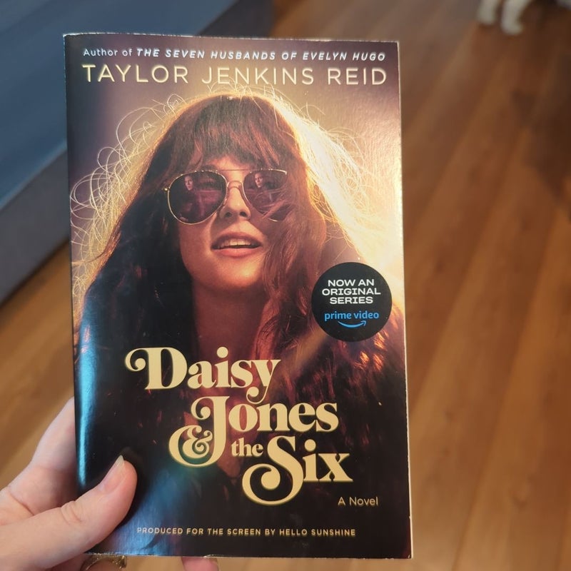 Daisy Jones and the Six (TV Tie-In Edition)