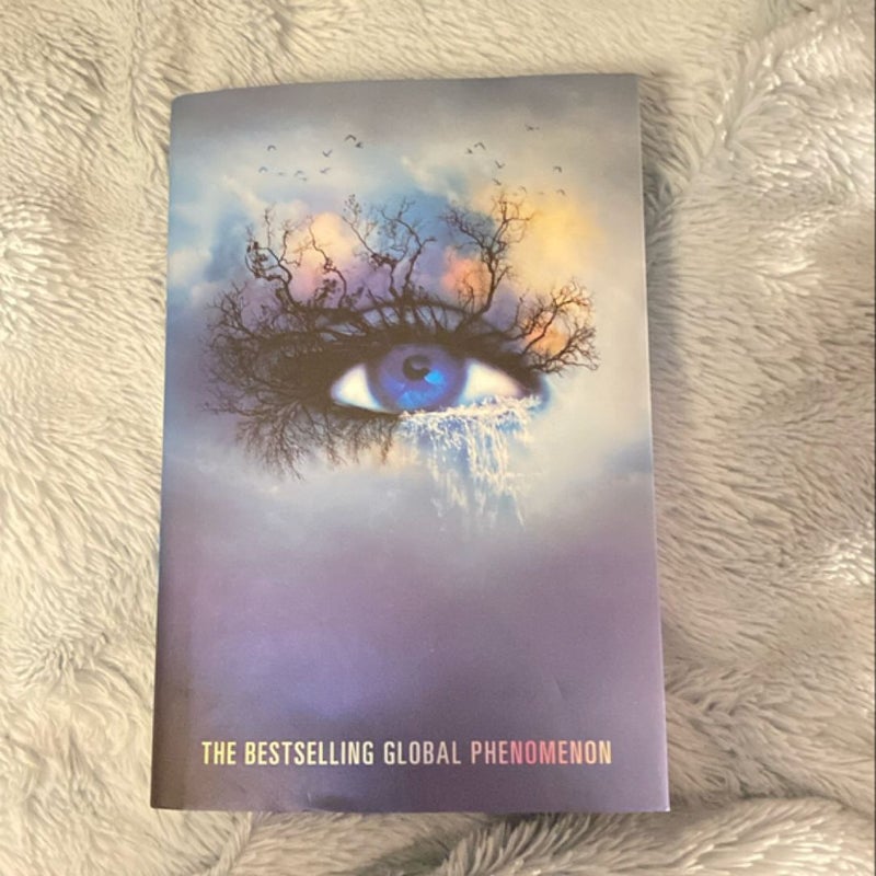 Shatter Me Collector's Deluxe Limited Edition