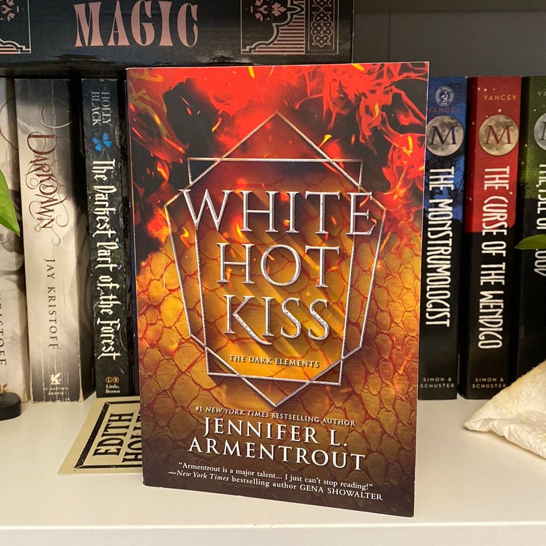 White Hot Kiss by Jennifer L. Armentrout, Paperback | Pangobooks