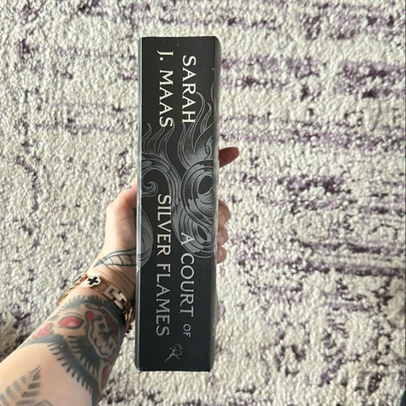 A Court of Silver Flames (Barnes and Noble Exclusive Edition)