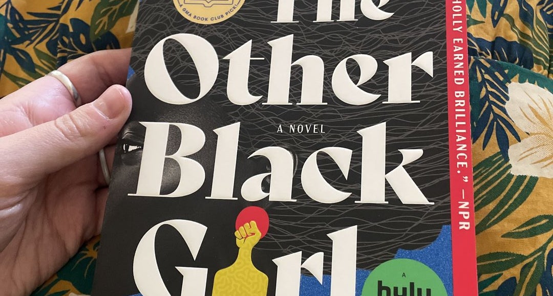  The Other Black Girl: A Novel: 9781982160142: Harris