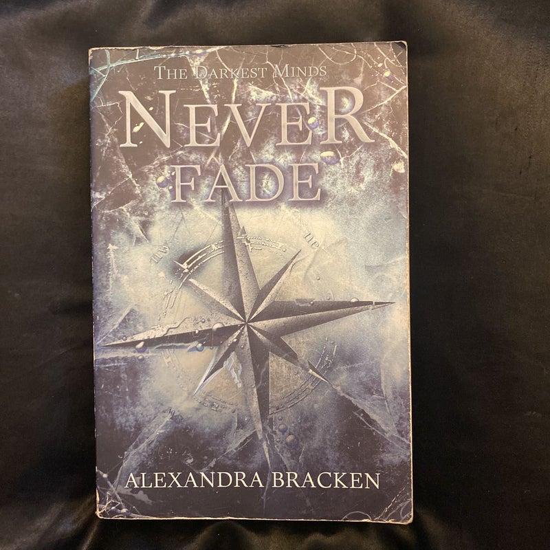 Never Fade (a Darkest Minds Novel)