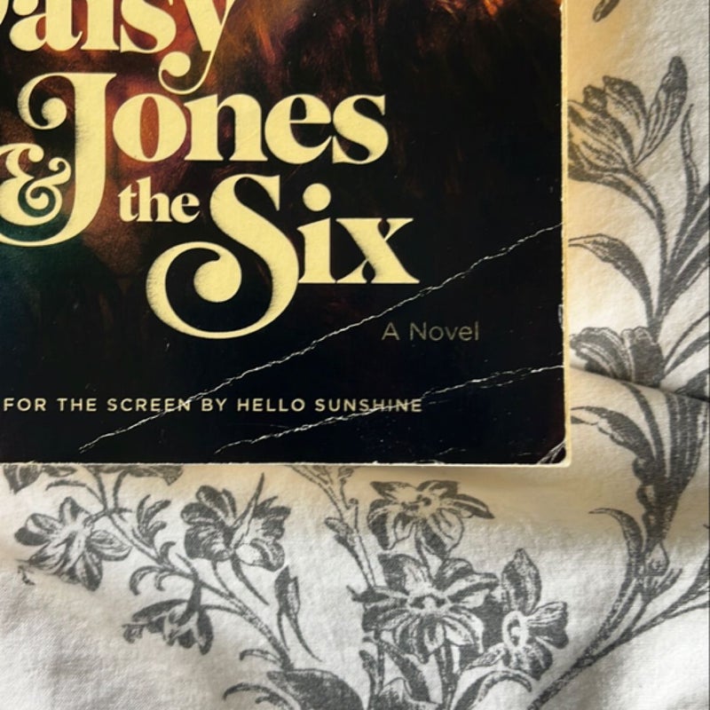 Daisy Jones and the Six (TV Tie-In Edition)