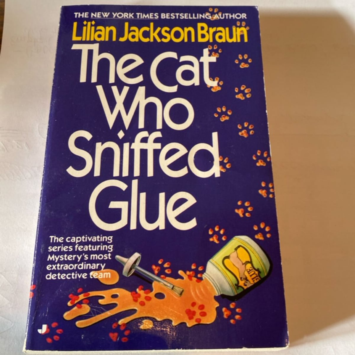 The Cat Who Sniffed Glue by Lilian Jackson Braun, Paperback | Pangobooks