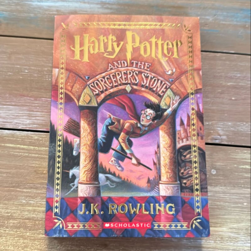 Harry Potter and the Sorcerer's Stone (Stenciled Edges) (Harry Potter, Book 1)