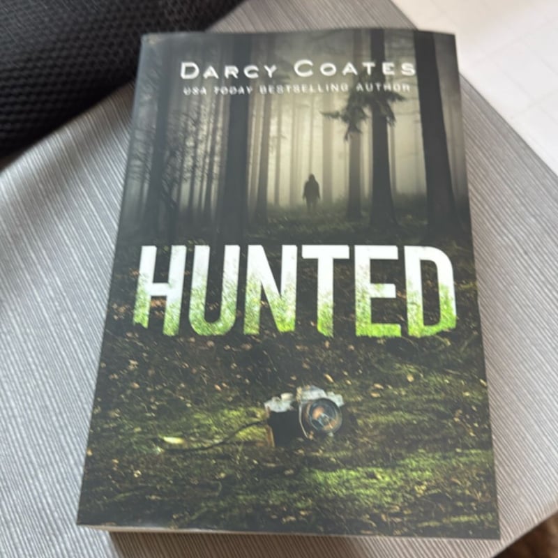 Hunted by Darcy Coates, Paperback | Pangobooks