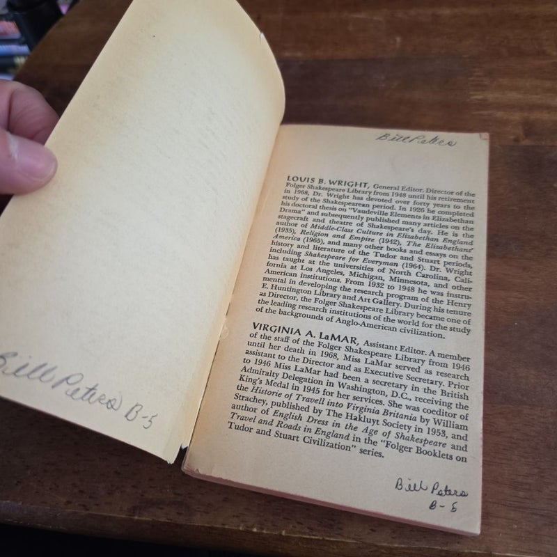 VINTAGE 1972 Hamlet, The Folger Library (Written by William Shakespeare, Edited by Louis B. Wright & Virginia A. LaMar)