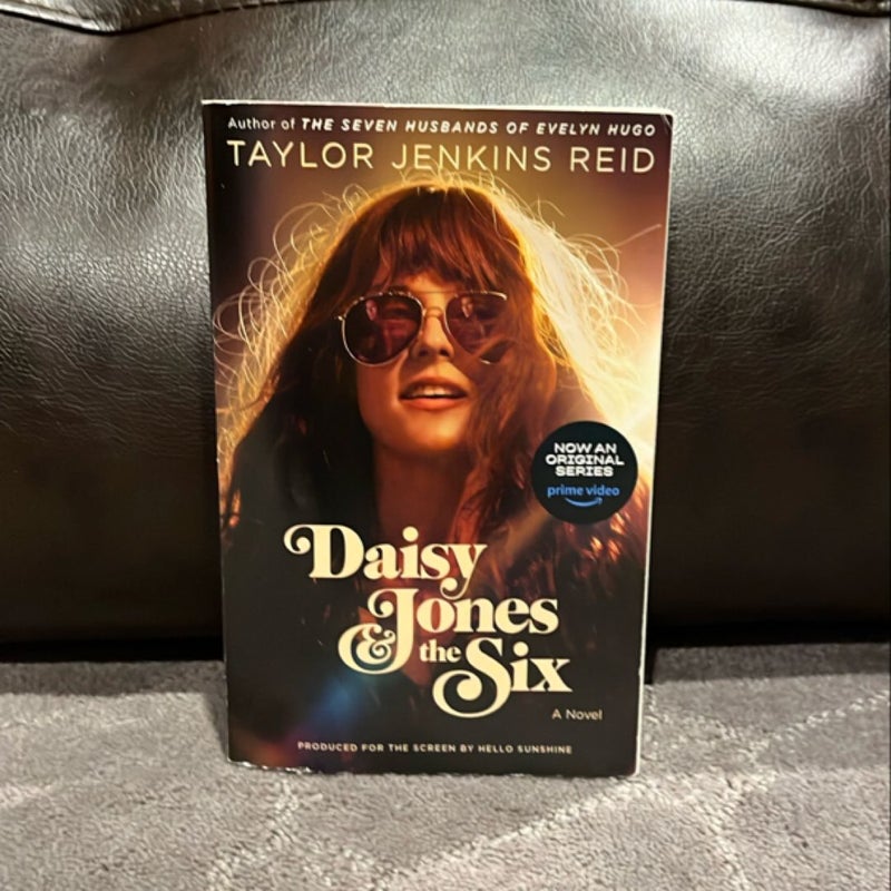 Daisy Jones and the Six (TV Tie-In Edition)