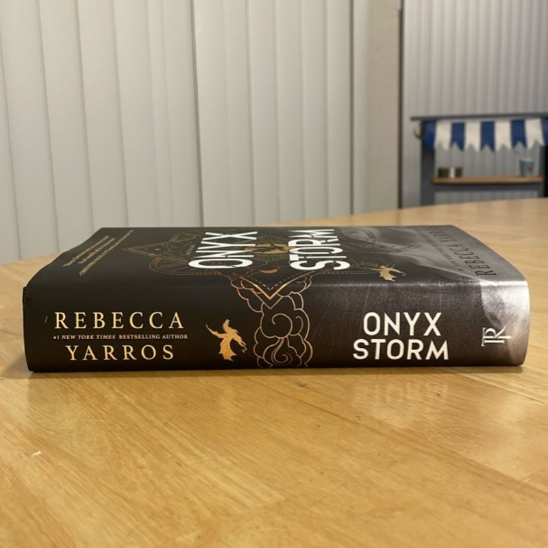 Onyx Storm (Standard Edition)