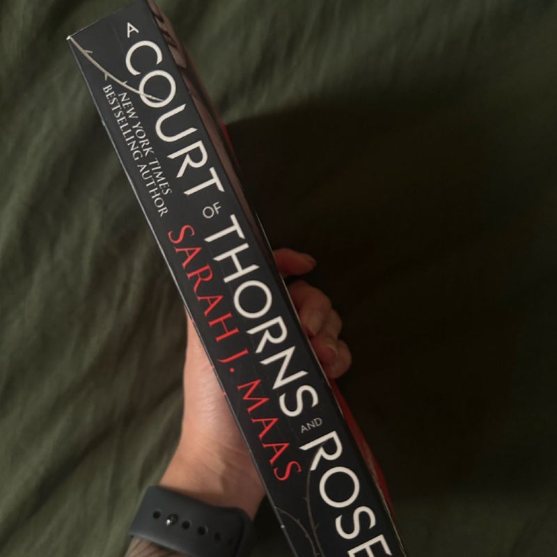 A Court of Thorns and Roses (UK First Print) 