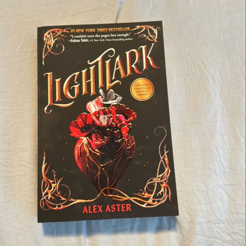 Lightlark (the Lightlark Saga Book 1)