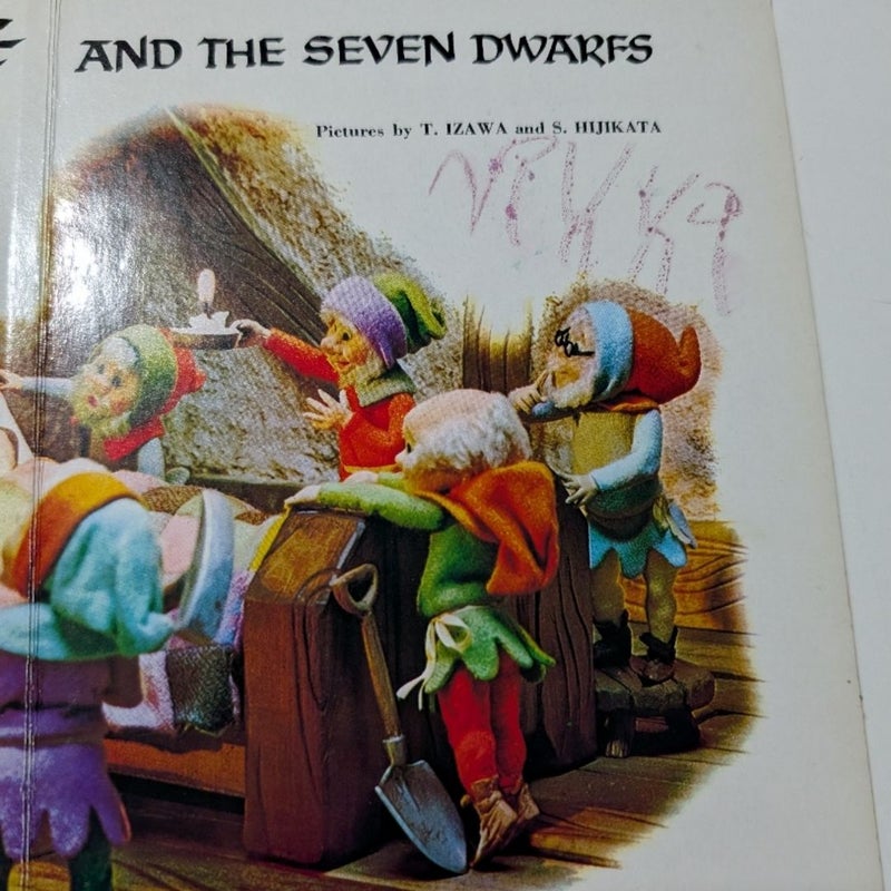 Snow White and the Seven Dwarfs A Puppet Storybook 