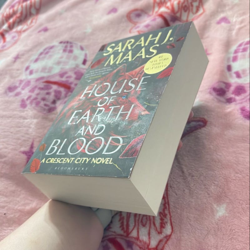 House of Earth and Blood (UK Paperback)