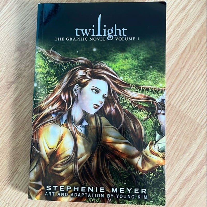 Twilight: the Graphic Novel, Vol. 1