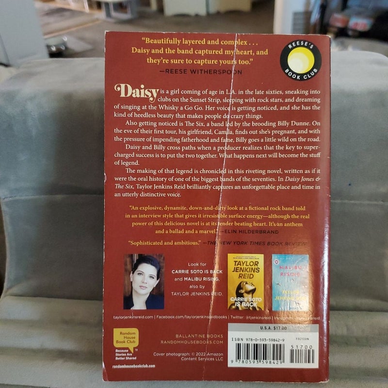 Daisy Jones and the Six (TV Tie-In Edition)