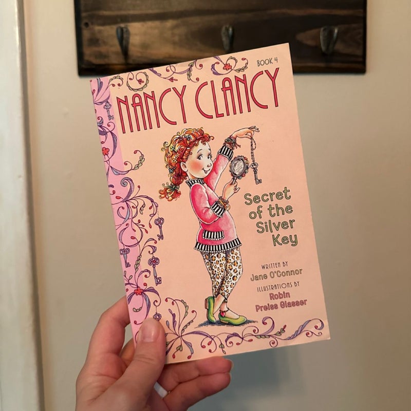 Fancy Nancy: Nancy Clancy, Secret of the Silver Key