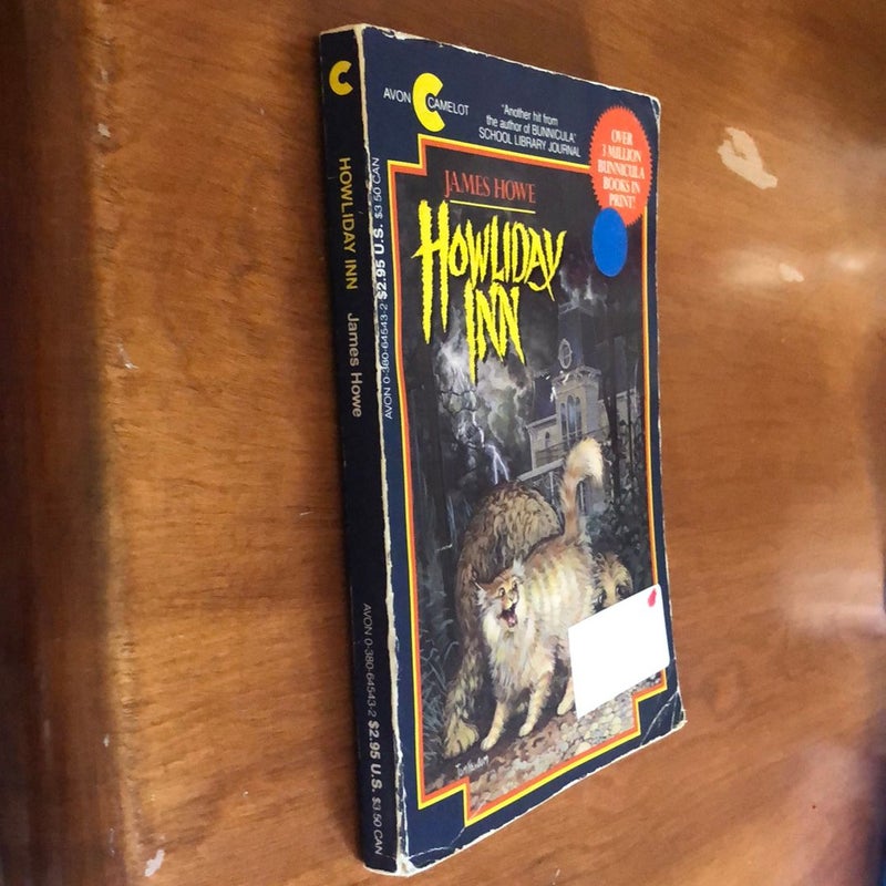 Howliday Inn by , Paperback | Pangobooks