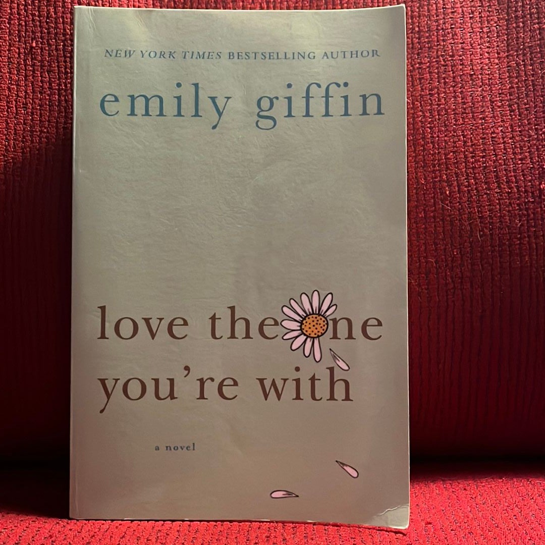Love the One You're With by Emily Giffin, Paperback Pangobooks
