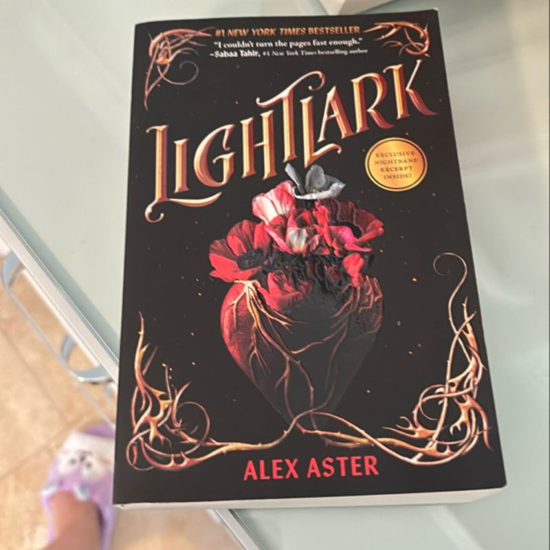 Lightlark (the Lightlark Saga Book 1)