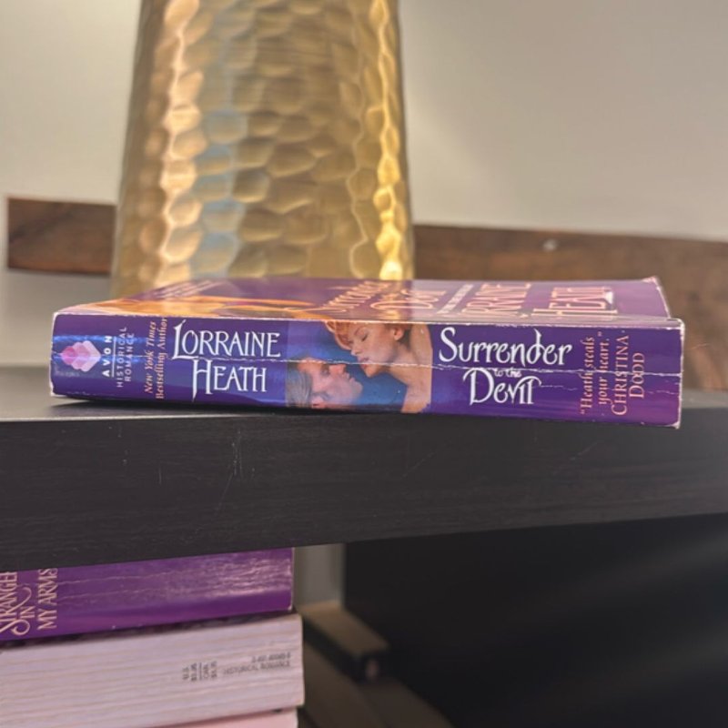 Surrender to the Devil - Avon Romantic Treasure Clinch