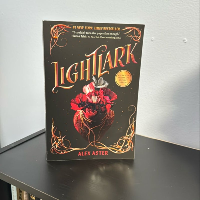 Lightlark (the Lightlark Saga Book 1)