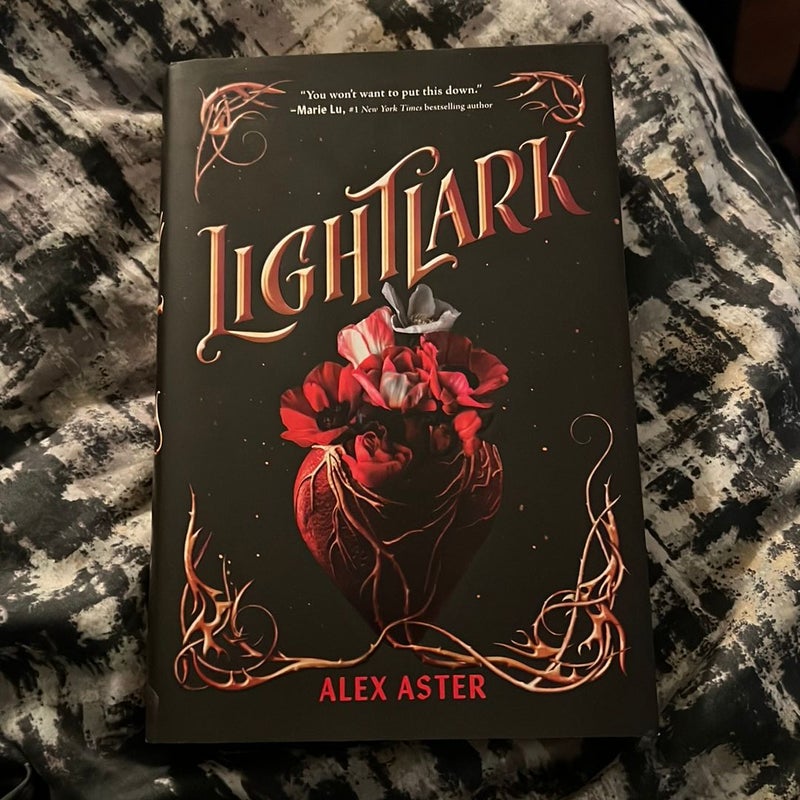 Lightlark (the Lightlark Saga Book 1)