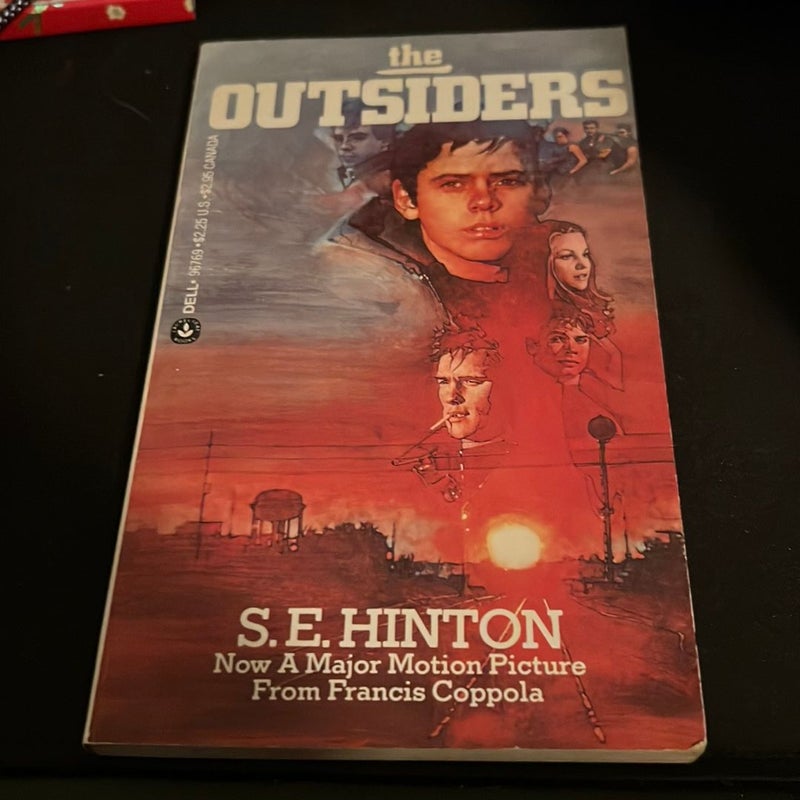 THE OUTSIDERS [MOVIE TIE-IN PAPERBACK] 1982