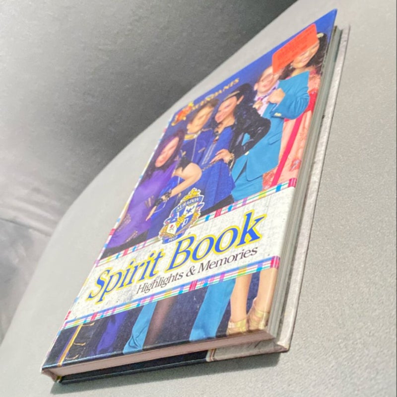 Disney Descendants: Auradon Prep Spirit Book