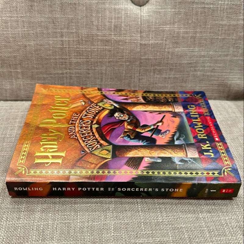 Harry Potter and the Sorcerer's Stone (Harry Potter, Book 1)