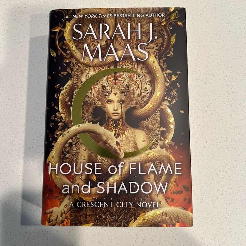 Crescent City: House of Flame and Shadow - UK Hardcover 1/1 + Pin + Booklet