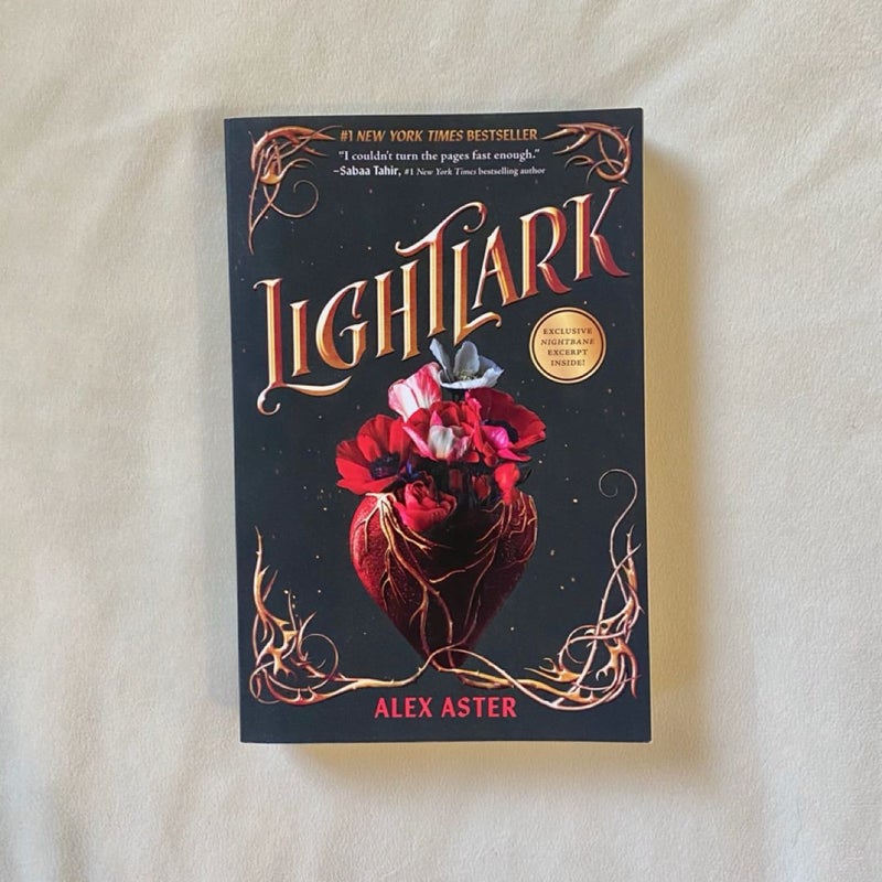 Lightlark (the Lightlark Saga Book 1)