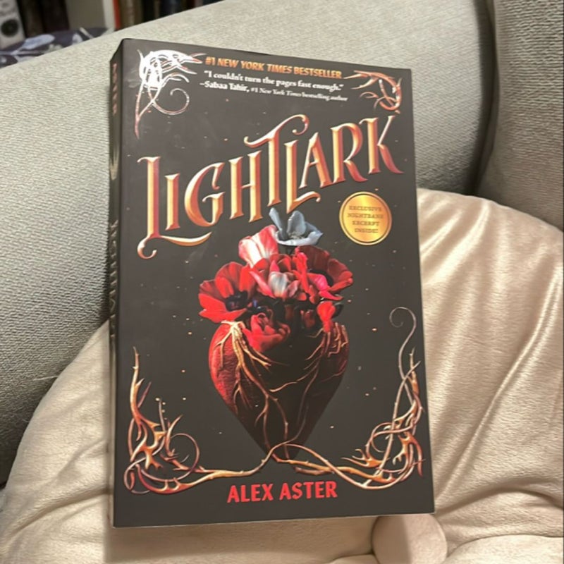 Lightlark (the Lightlark Saga Book 1)