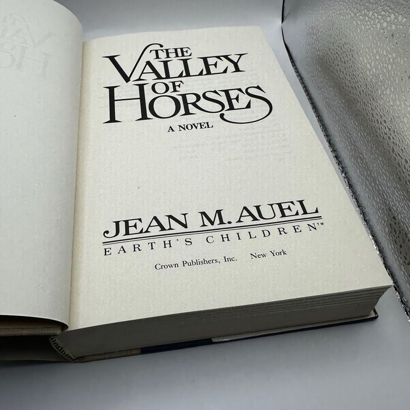 The Valley of The Horses (1st edition)