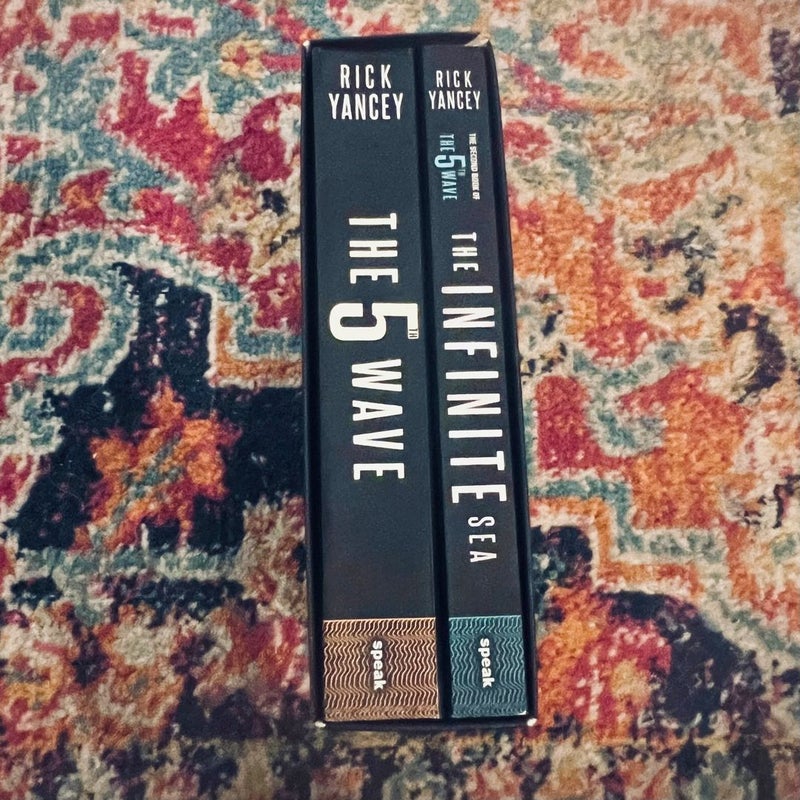 The 5th Wave Box Set, Books 1 and 2, The 5th Wave & The Infinite Sea Excellent