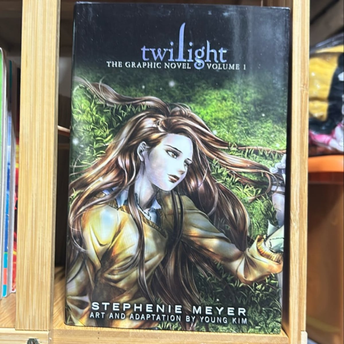 Twilight: the Graphic Novel, Vol. 1 by Stephenie Meyer, Young Kim
